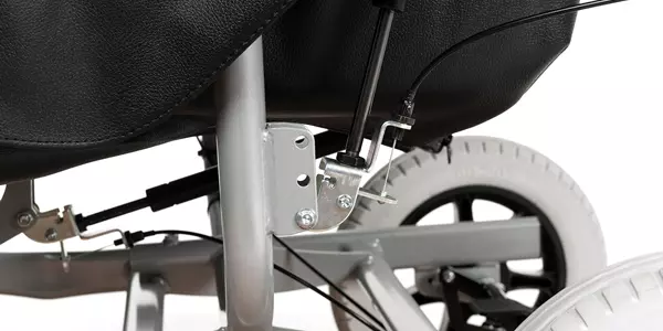 fotel na kółkach do pielęgnacji osoby z niepełnosprawnością